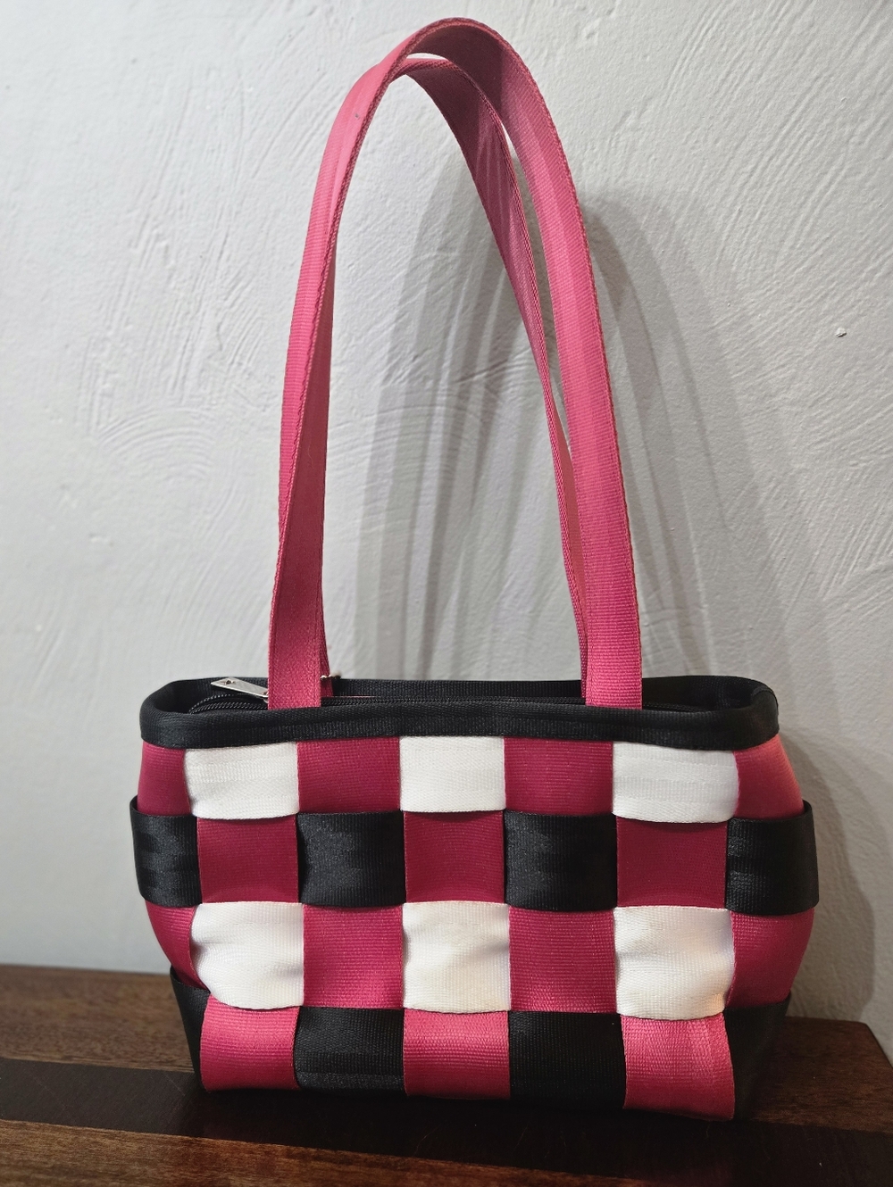 Harveys Seatbelt Bag•Limited Edition 2000s Circa Pink Black White Woven Text Bag - Picture 2 of 16